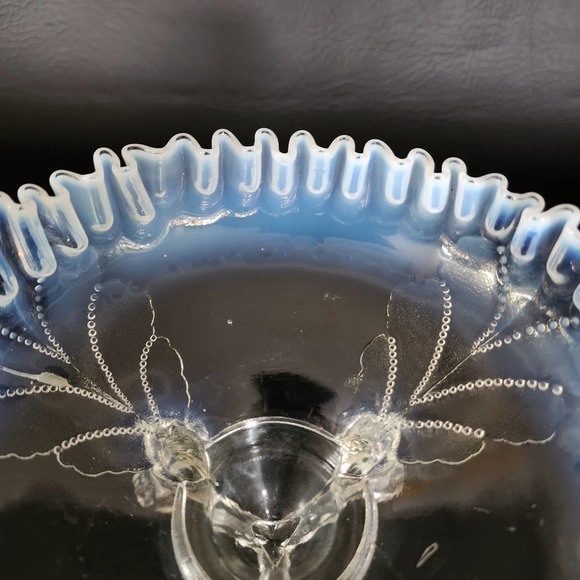 Dugan Winter Cabbage White Opalescent Ruffled Glass 3 Toed Footed Console Bowl - Picture 12 of 12